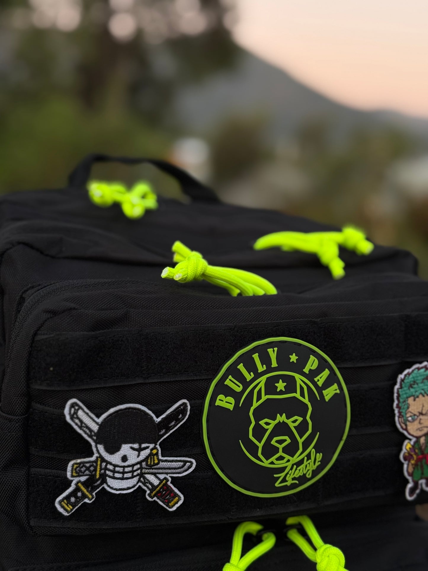 Mochila 45 litros Bullypak Negra lazos verde flúor