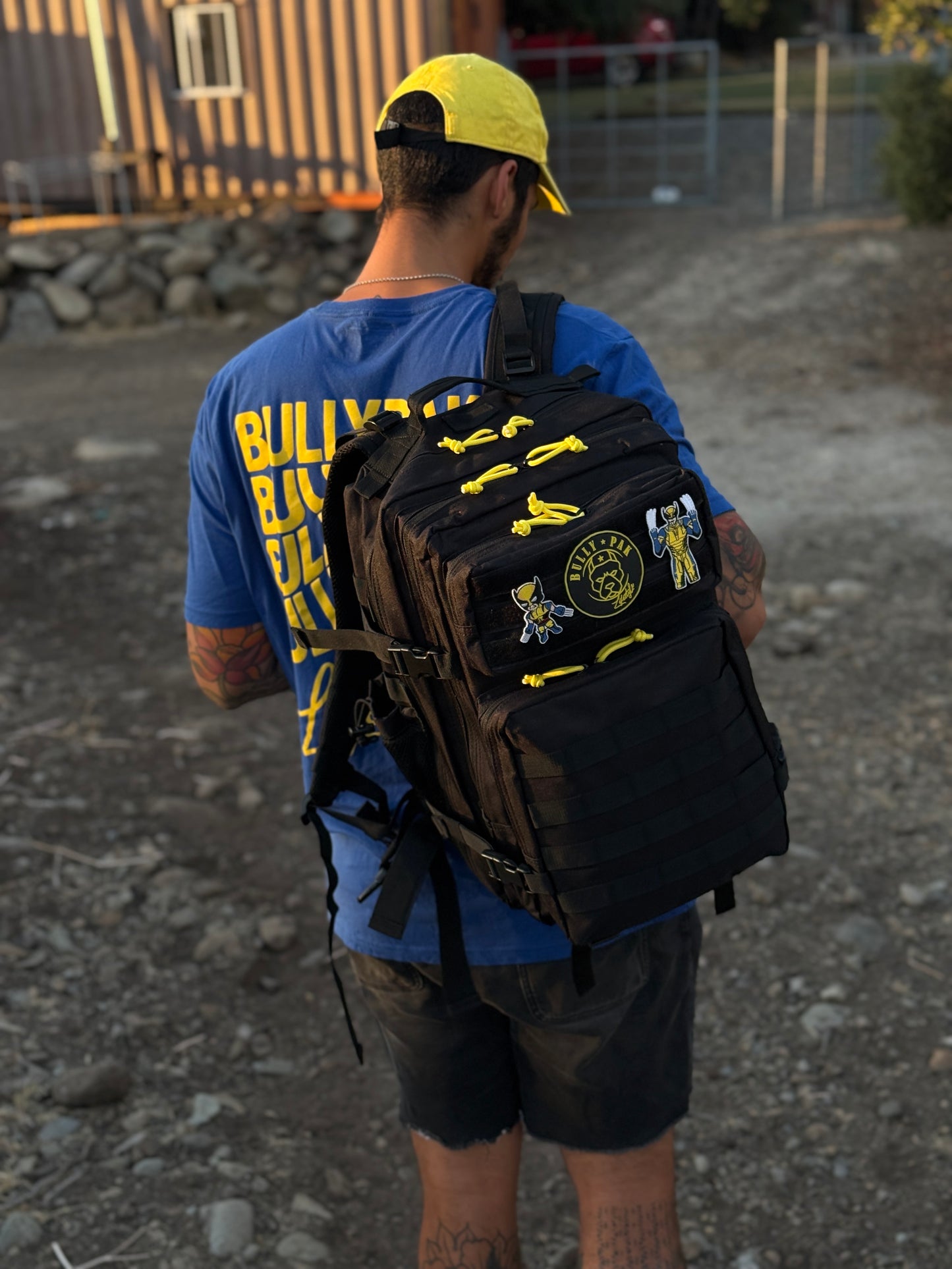 Mochila Bullypak 25 Litros Negra lazos Amarillos (Premium)