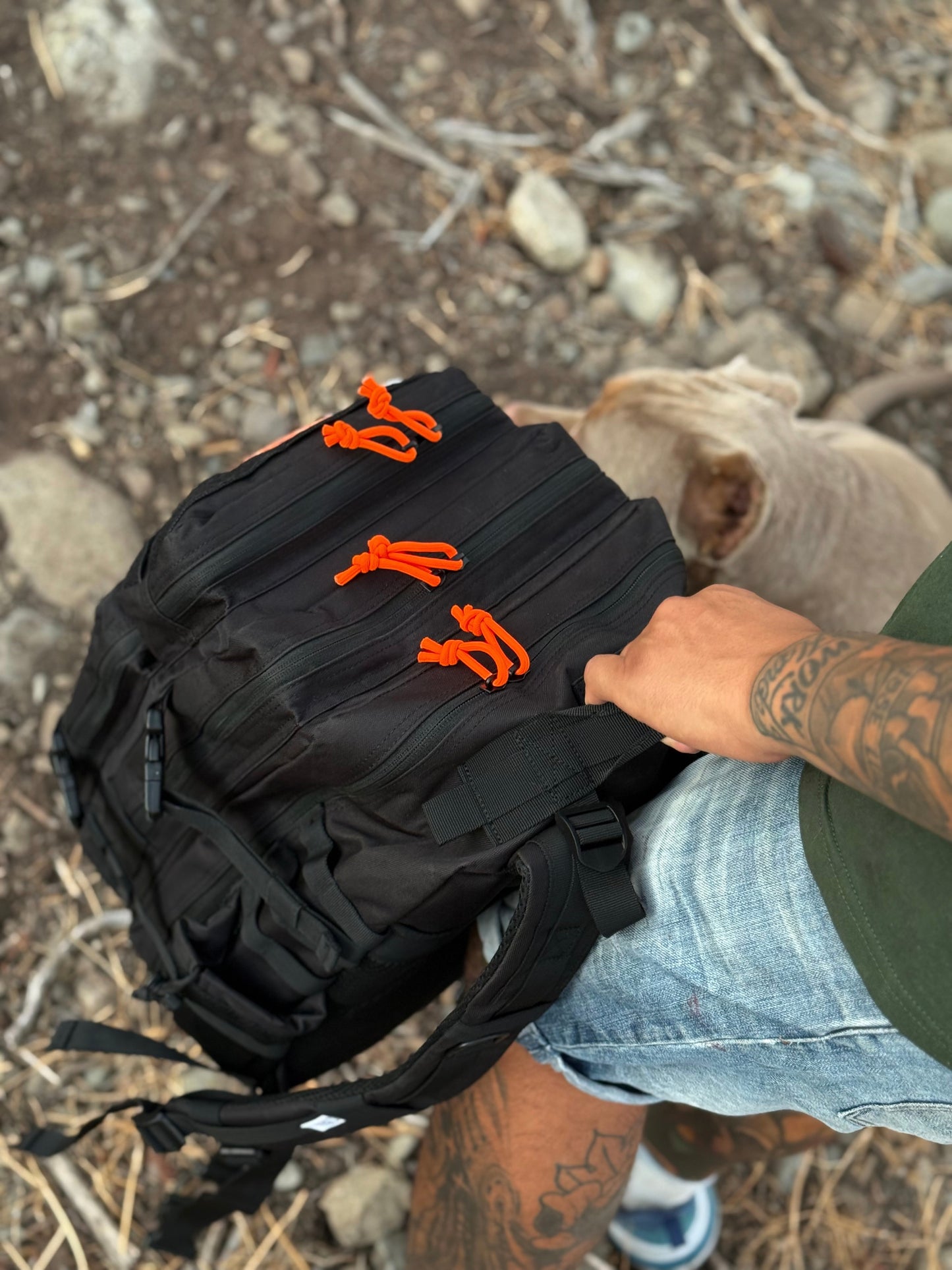 Mochila 45 Litros Bullypak Negra lazos naranja flúor