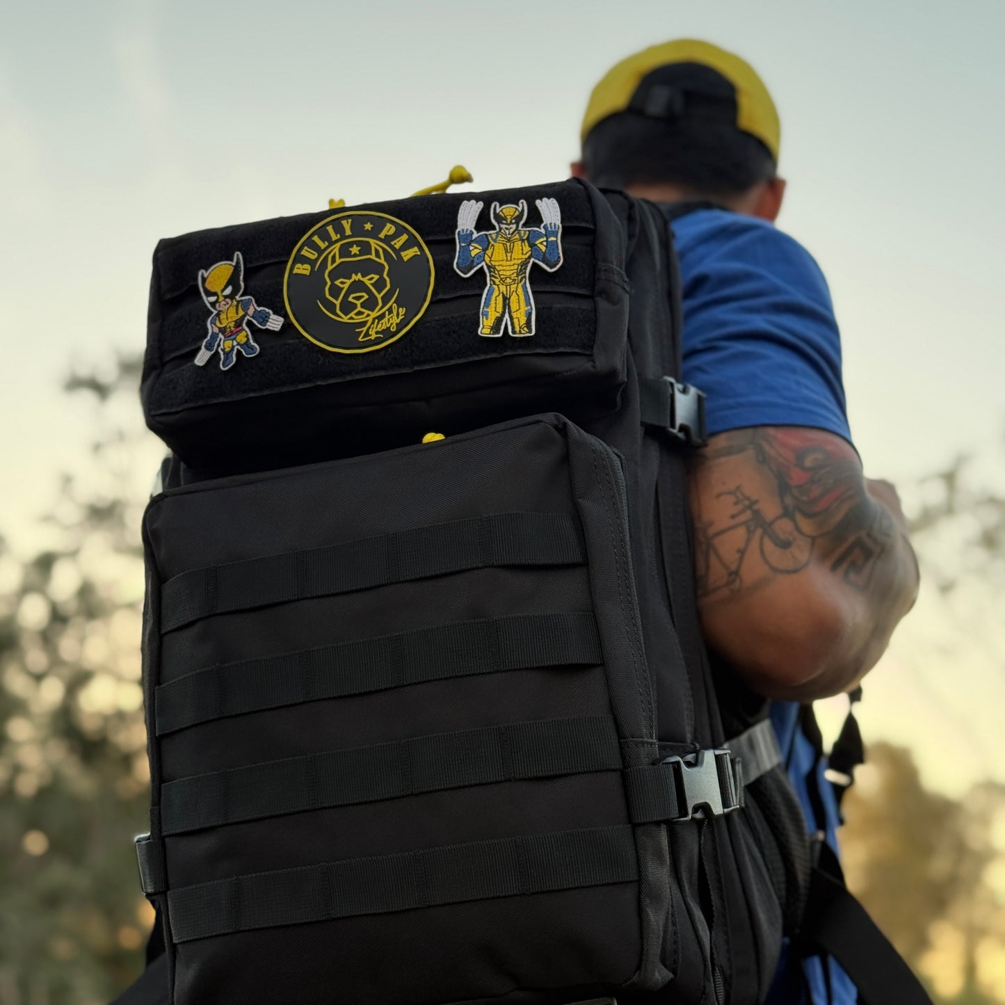 Mochila Bullypak 25 Litros Negra lazos Amarillos (Premium)