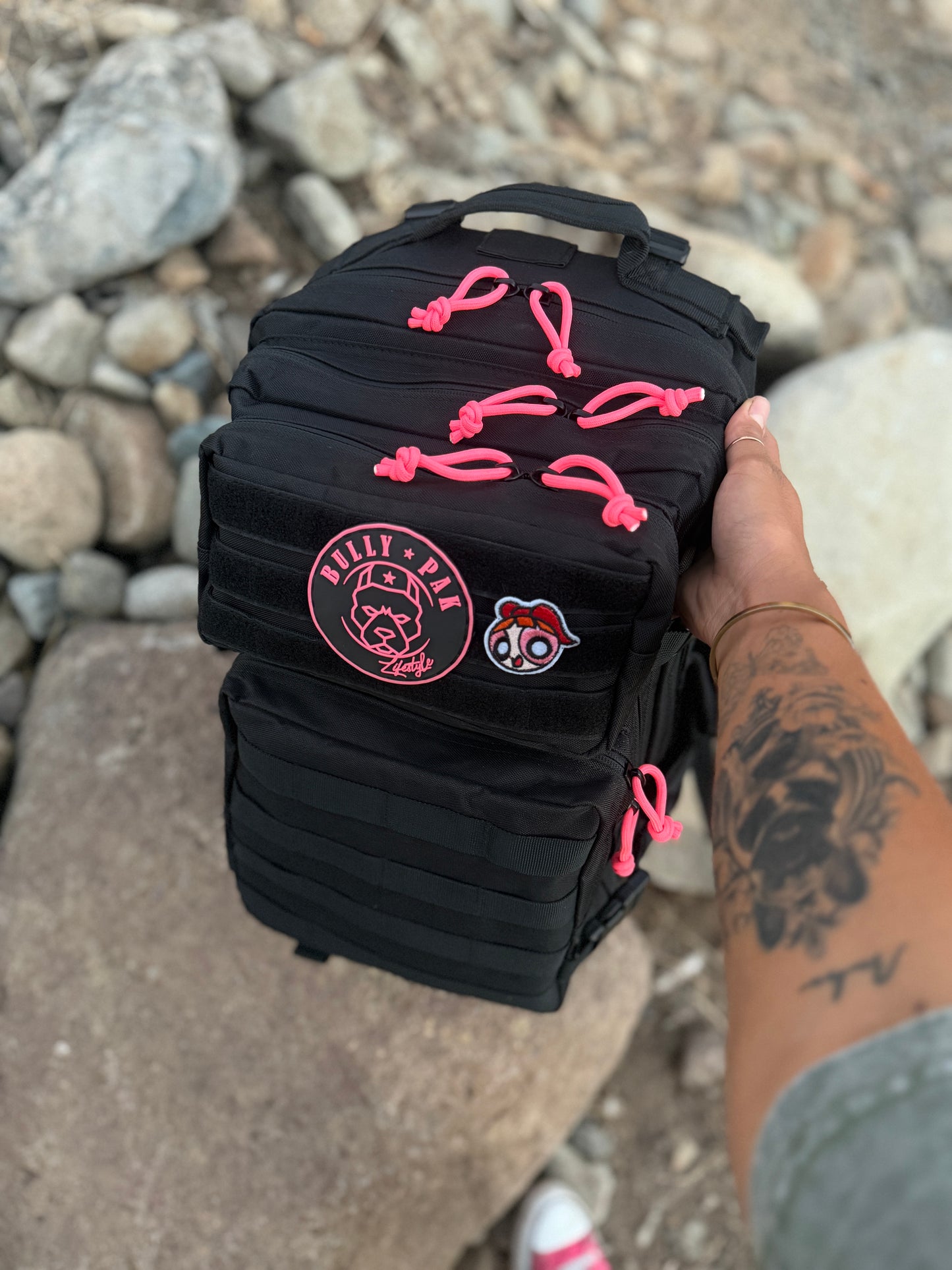 Mochila Bullypak 45 Litros Negra lazos Fucsia flúor (Premium)
