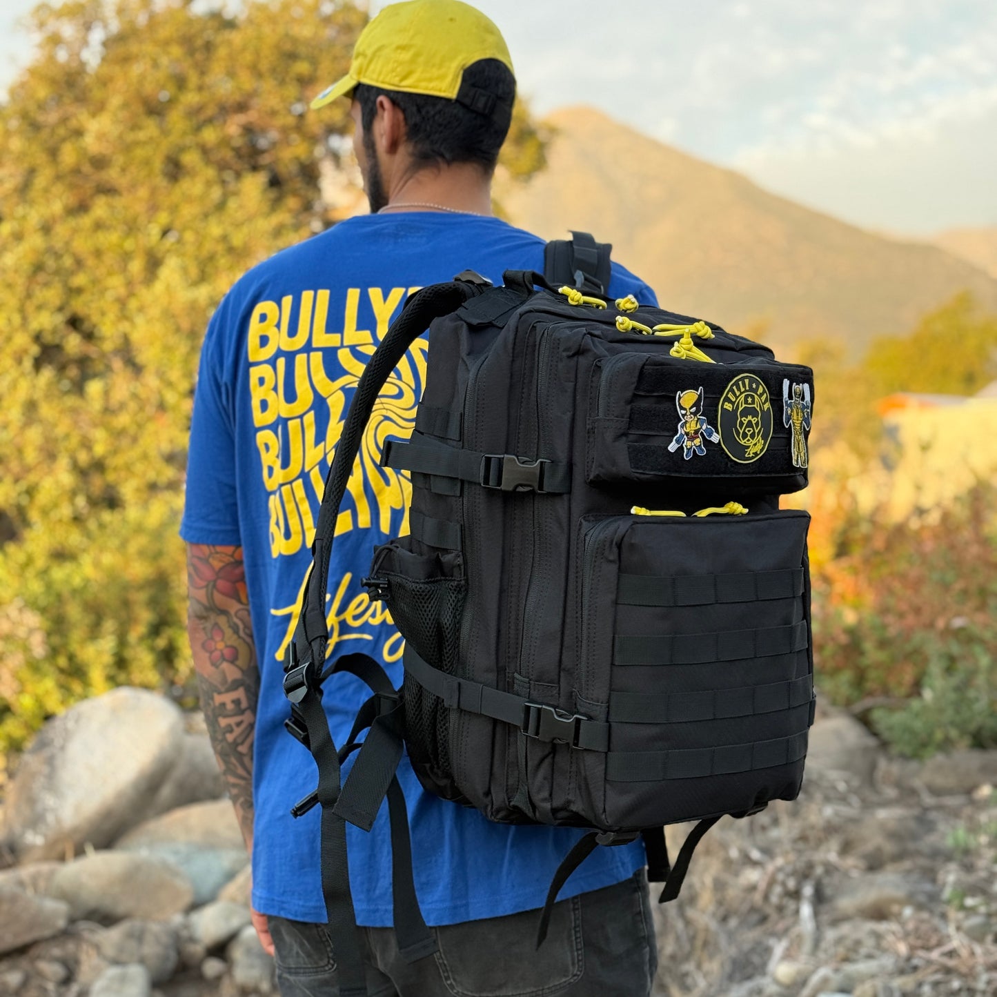 Mochila Bullypak 25 Litros Negra lazos Amarillos (Premium)