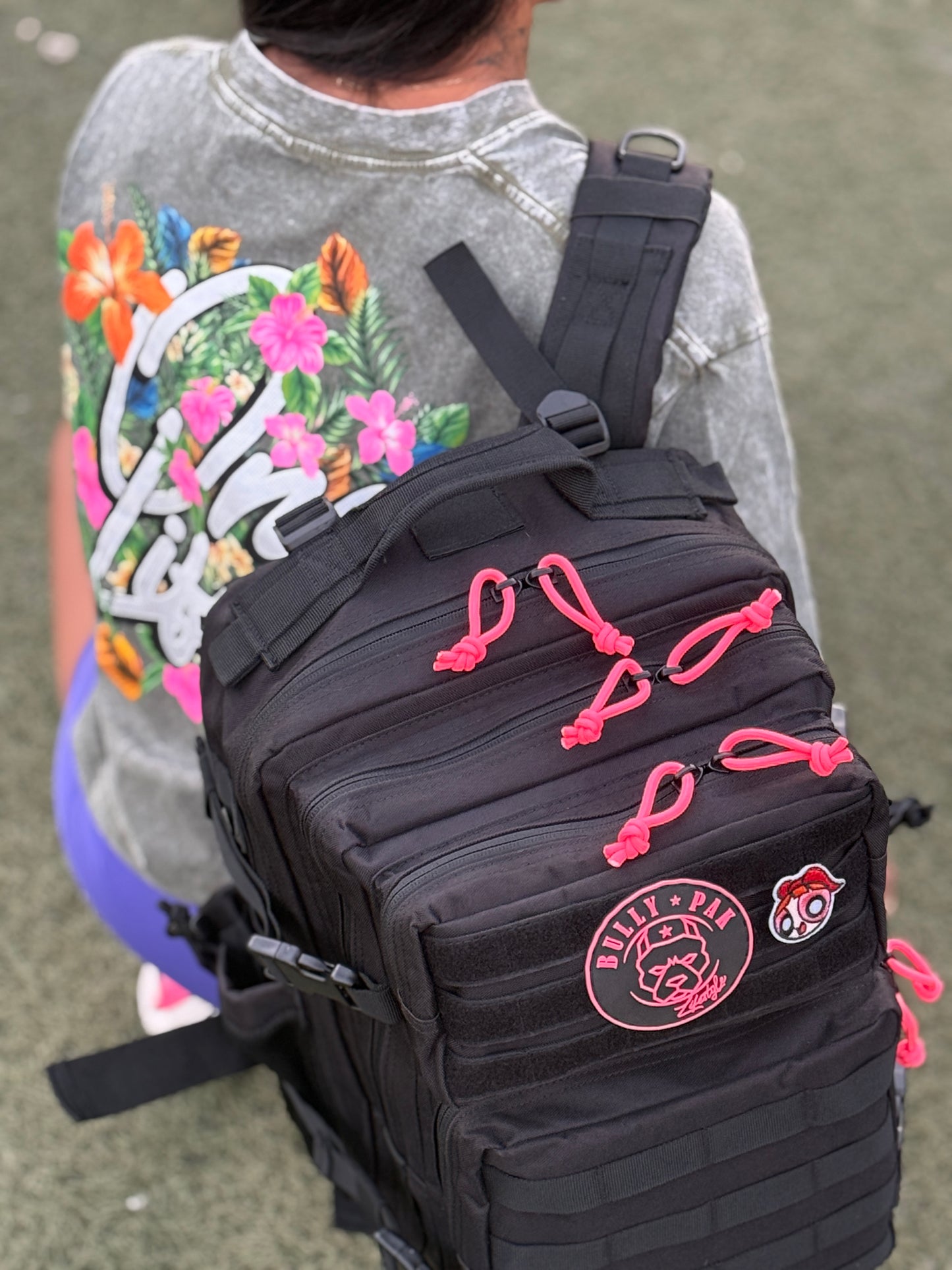 Mochila Bullypak 45 Litros Negra lazos Fucsia flúor (Premium)