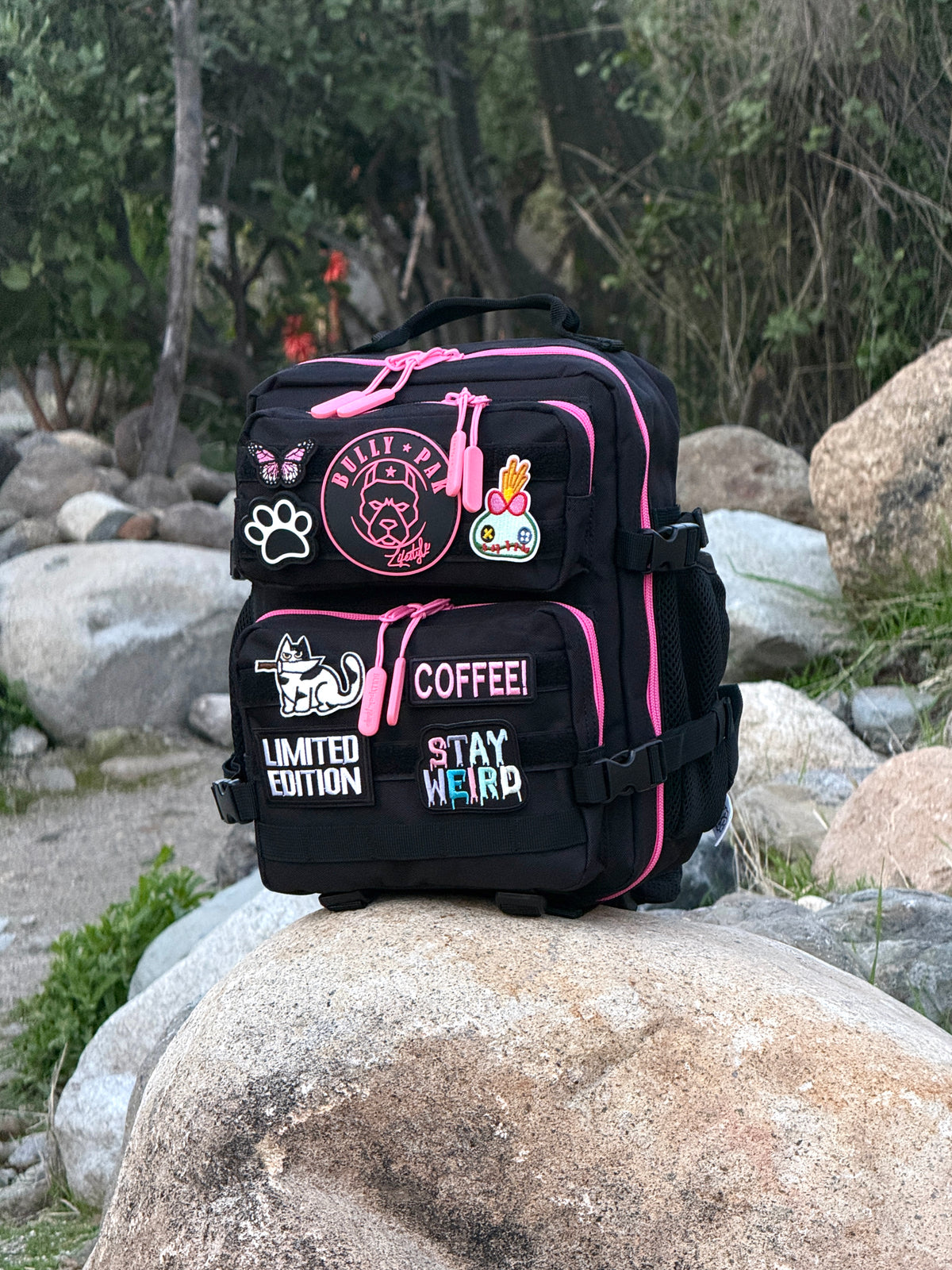 Mochila Minibully 9 Litros PRO. Negra cierres fucsia