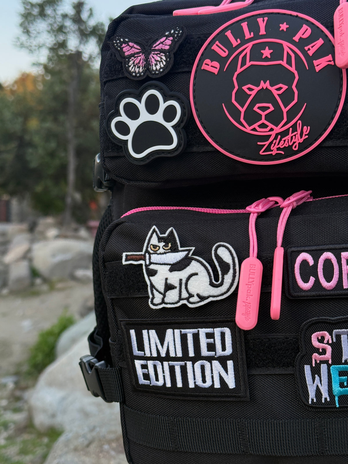 Mochila Minibully 9 Litros PRO. Negra cierres fucsia