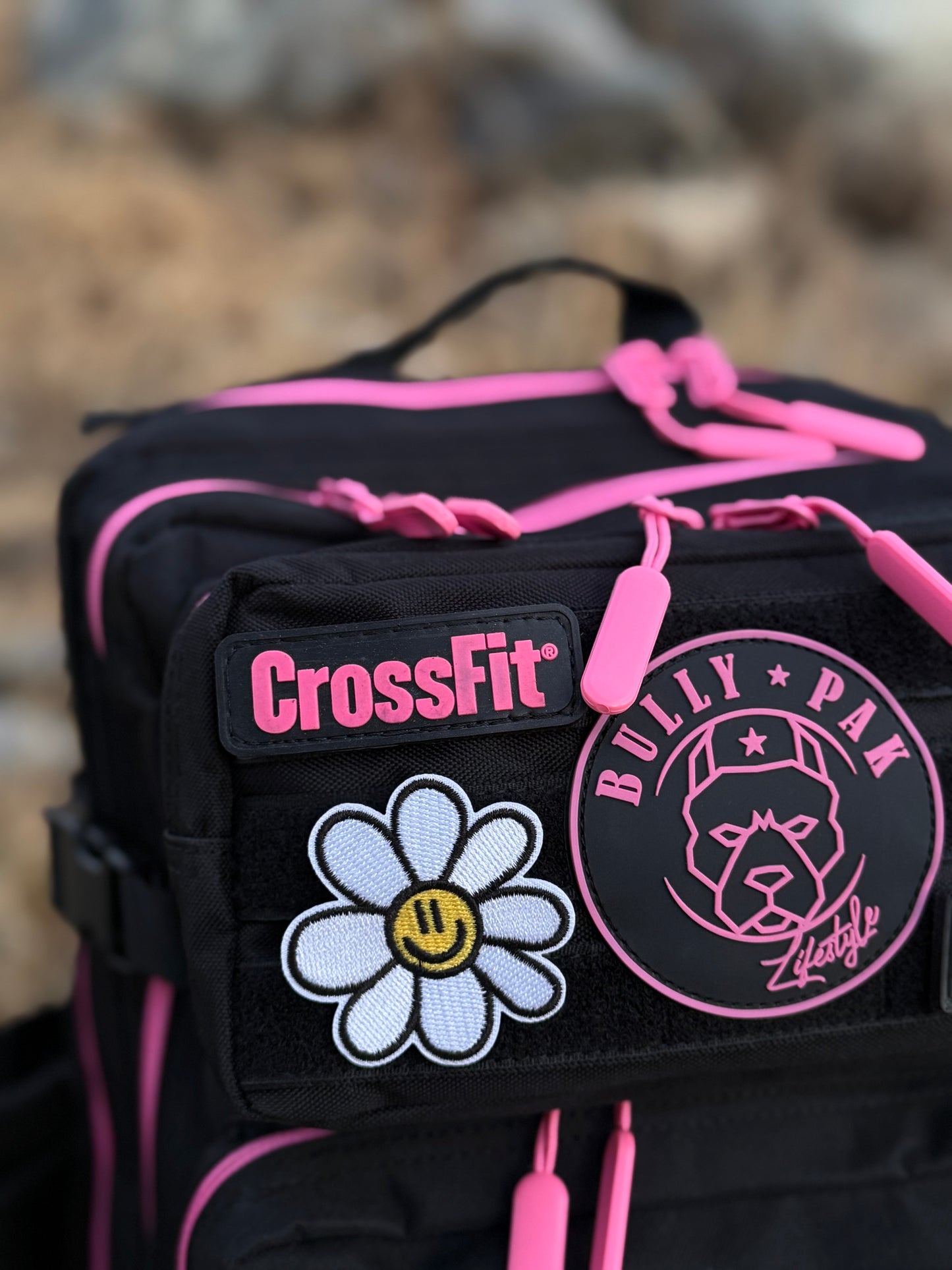Mochila BULLYpak 45 Litros PRO. Negra cierres Fucsia
