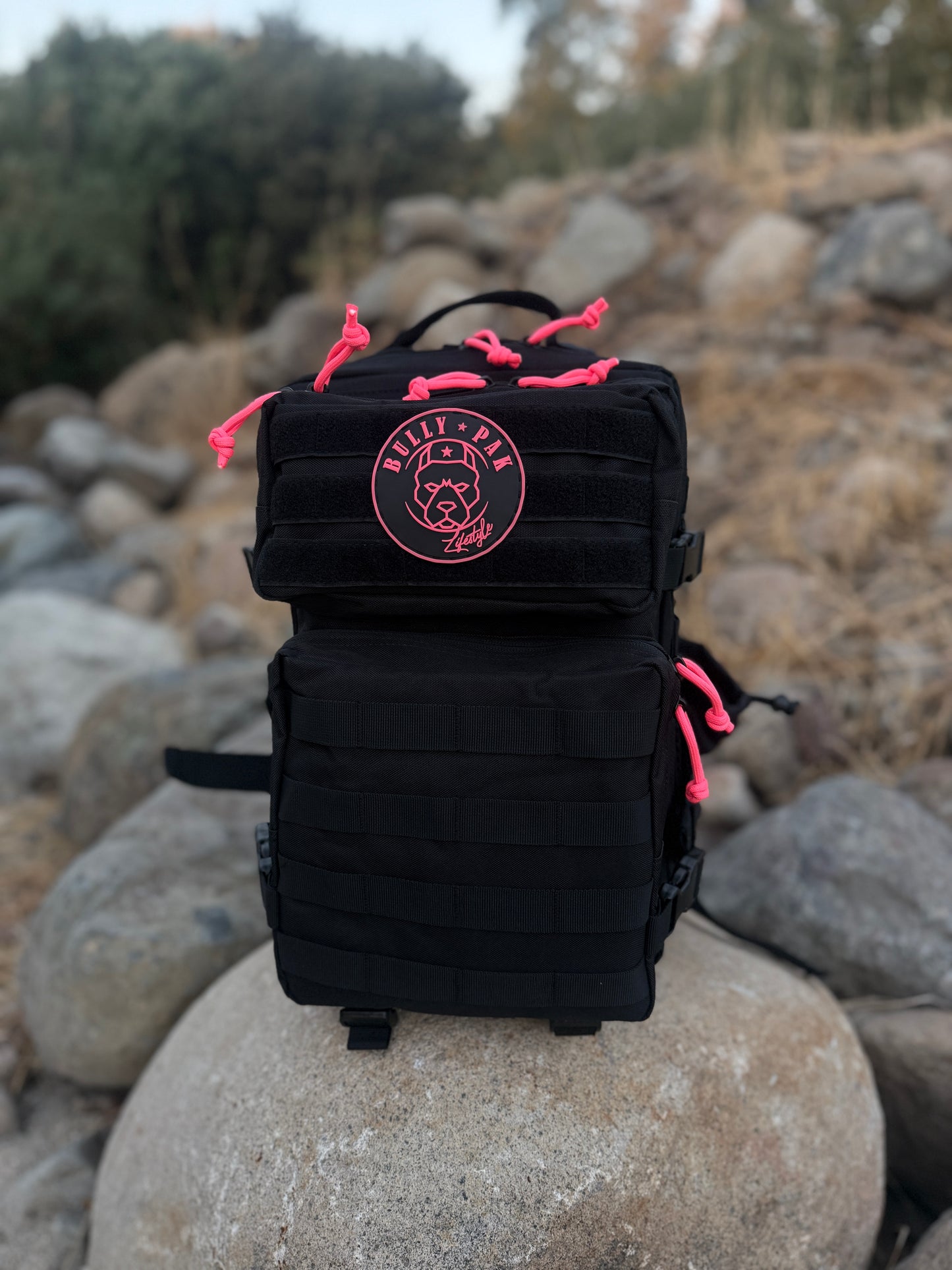 Mochila Bullypak 45 Litros Negra lazos Fucsia flúor (Premium)