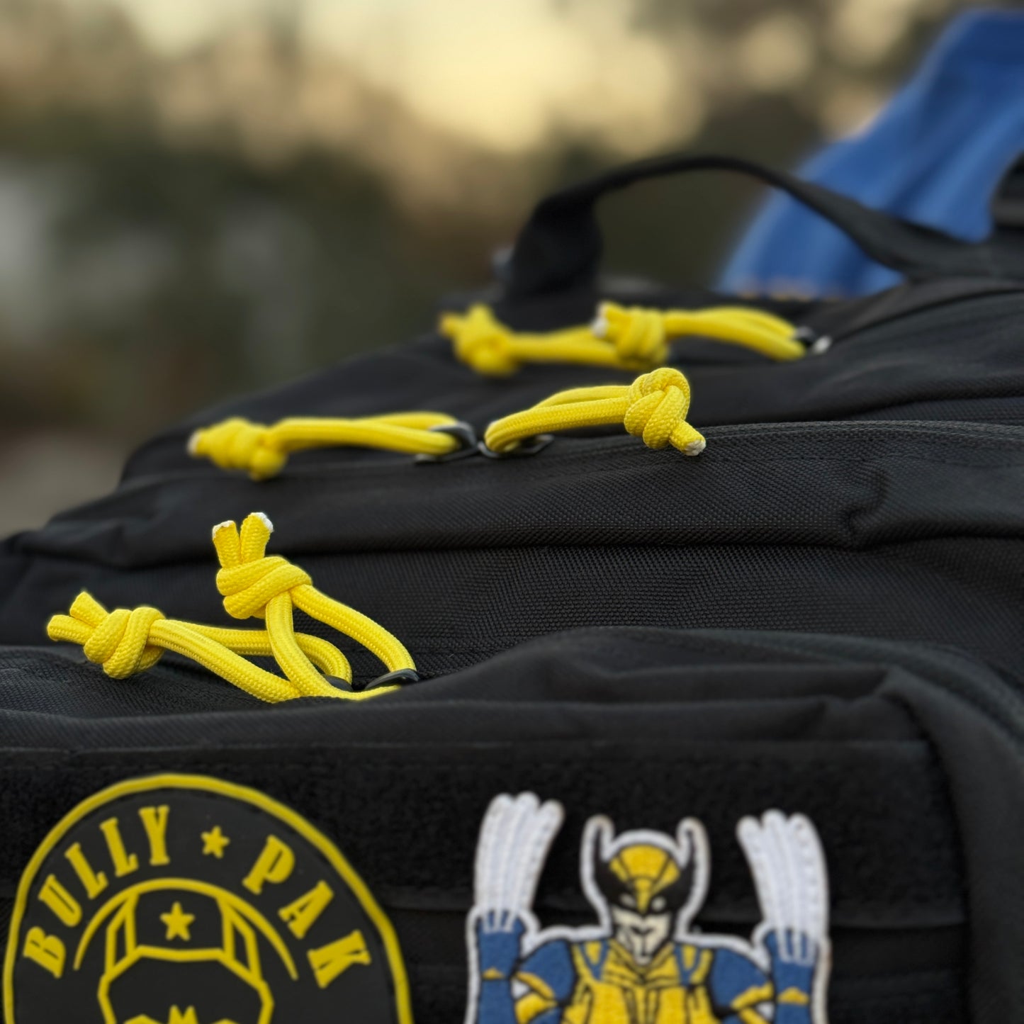 Mochila Bullypak 25 Litros Negra lazos Amarillos (Premium)