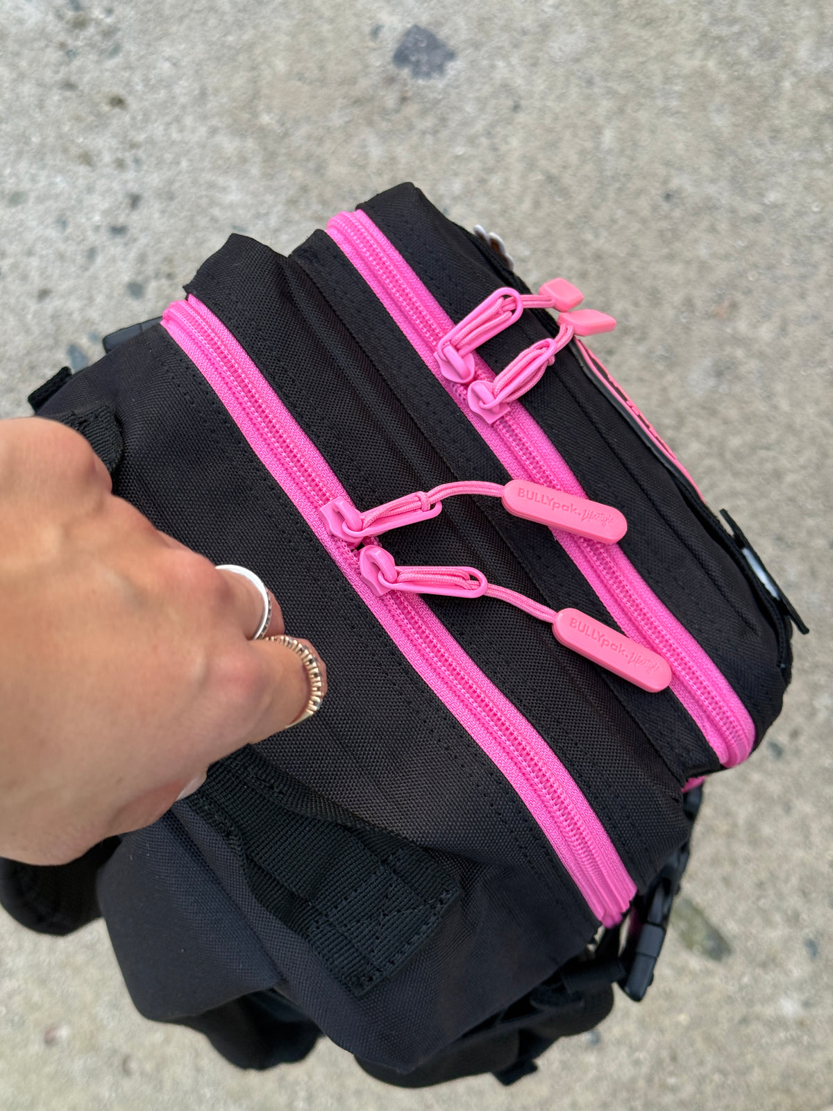 Mochila Minibully 9 Litros PRO. Negra cierres fucsia