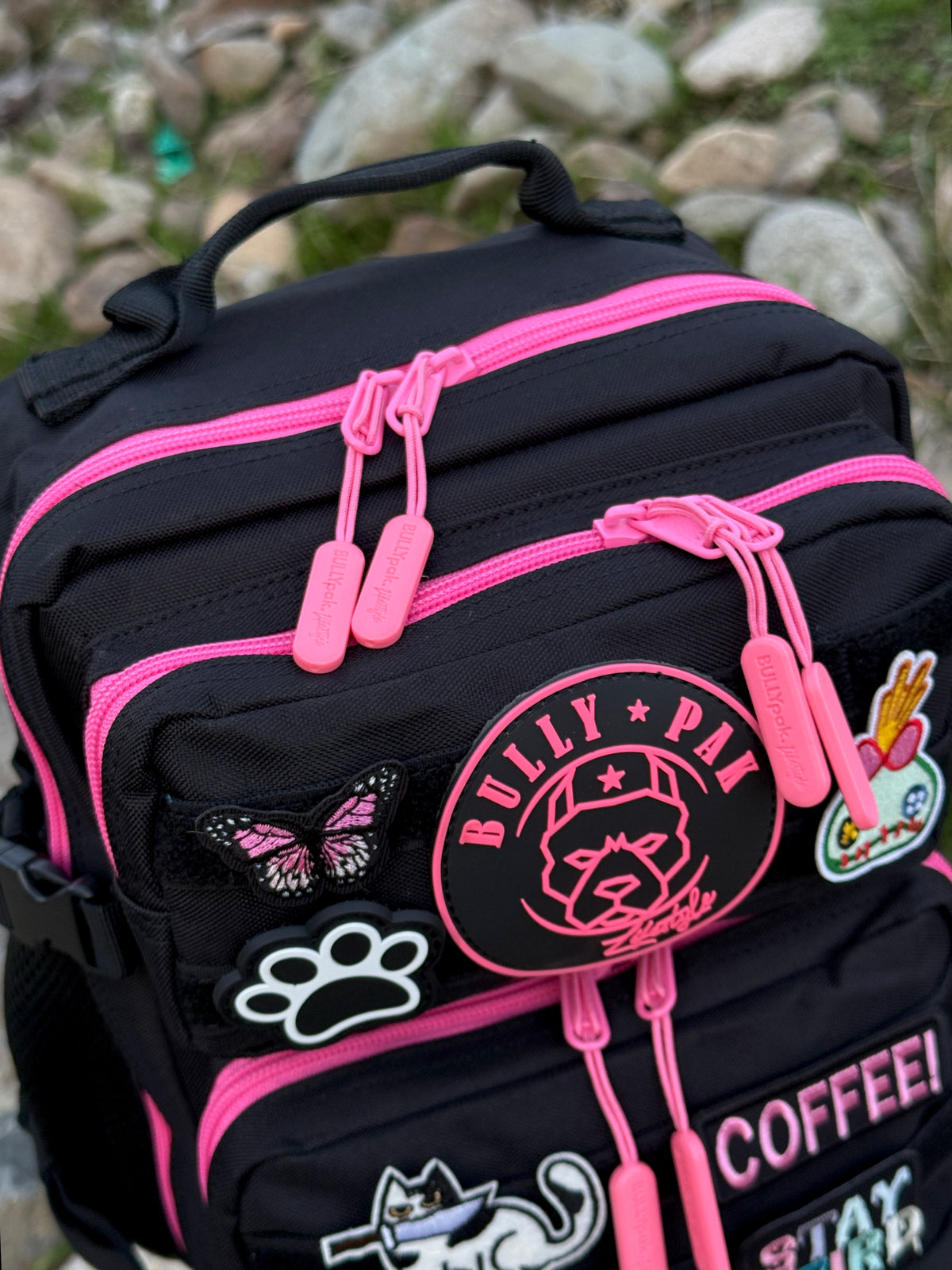 Mochila Minibully 9 Litros PRO. Negra cierres fucsia