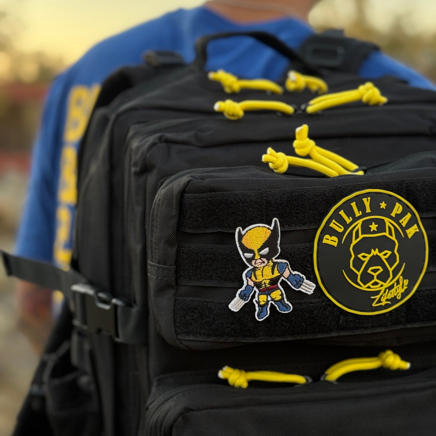 Mochila Bullypak 25 Litros Negra lazos Amarillos (Premium)