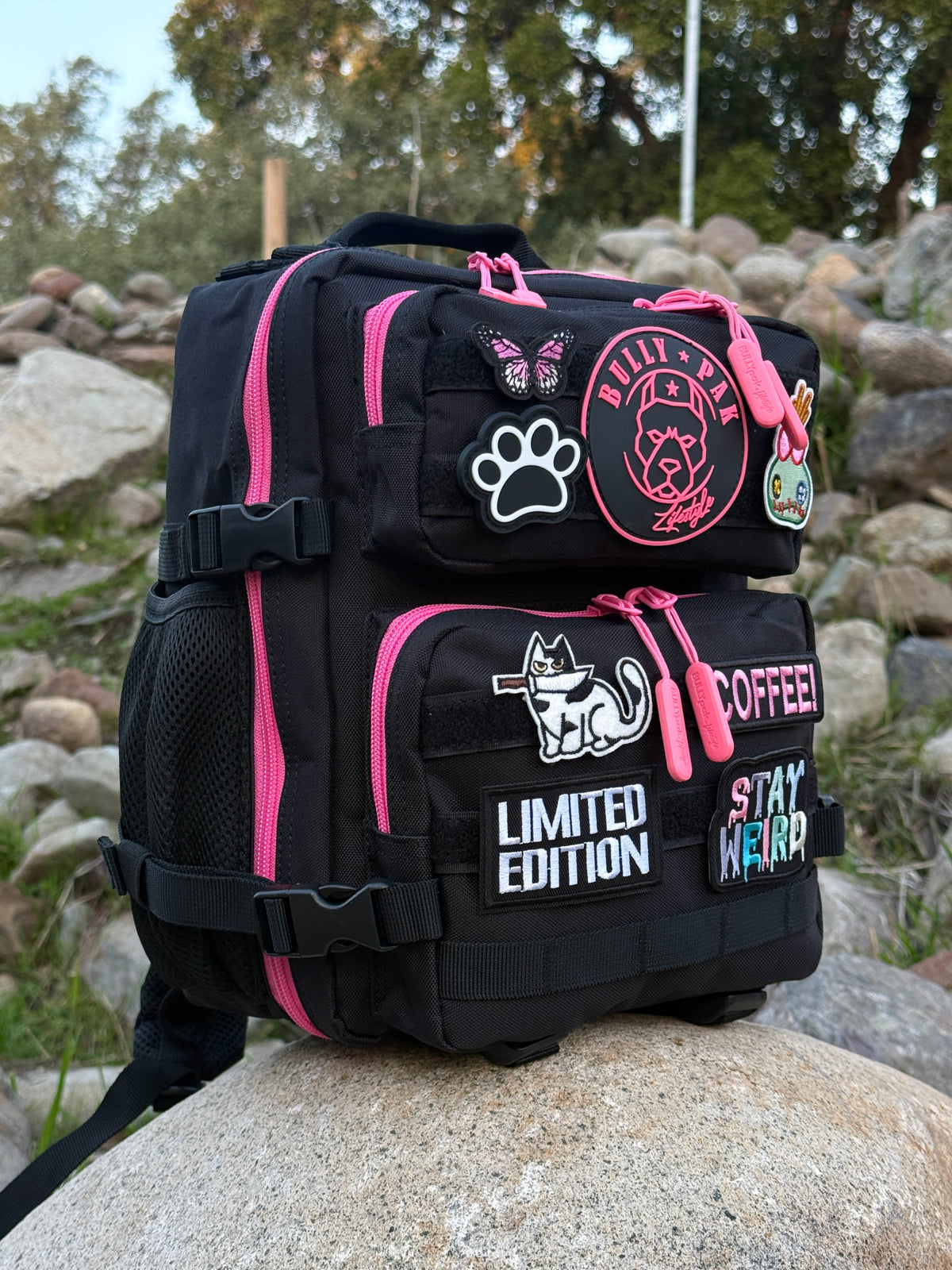 Mochila Minibully 9 Litros PRO. Negra cierres fucsia