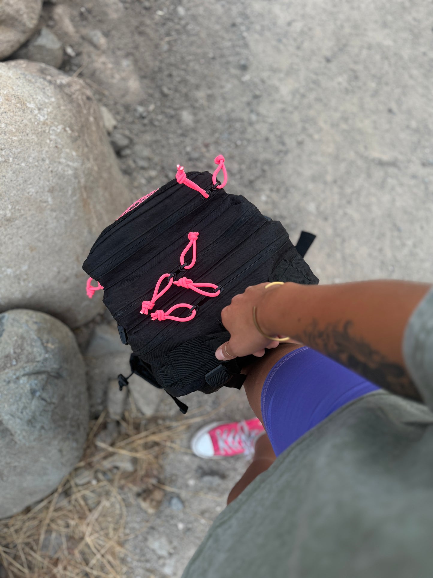 Mochila Bullypak 45 Litros Negra lazos Fucsia flúor (Premium)