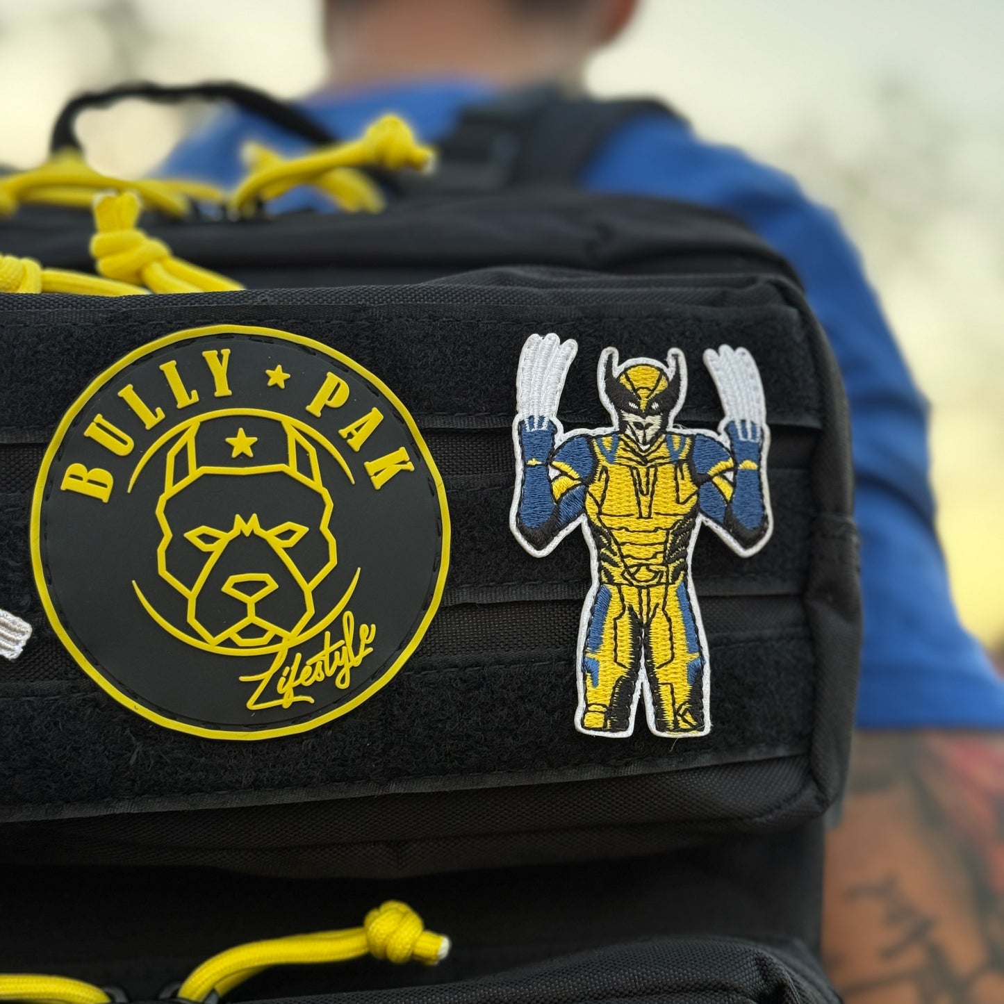 Mochila Bullypak 25 Litros Negra lazos Amarillos (Premium)