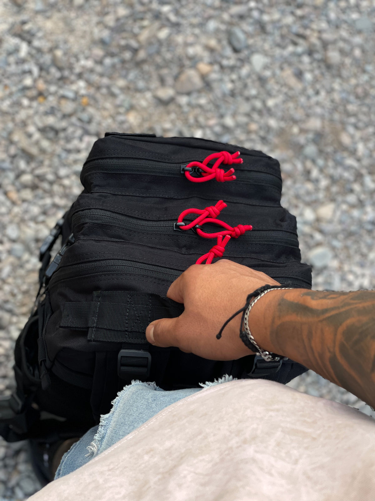 Mochila BULLYpak 35 Litros PRO. Negra lazos rojos