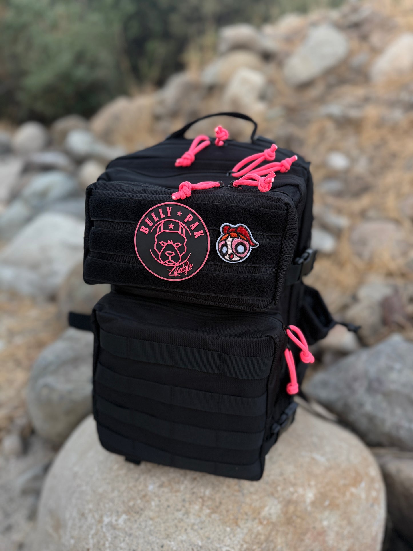 Mochila Bullypak 45 Litros Negra lazos Fucsia flúor (Premium)