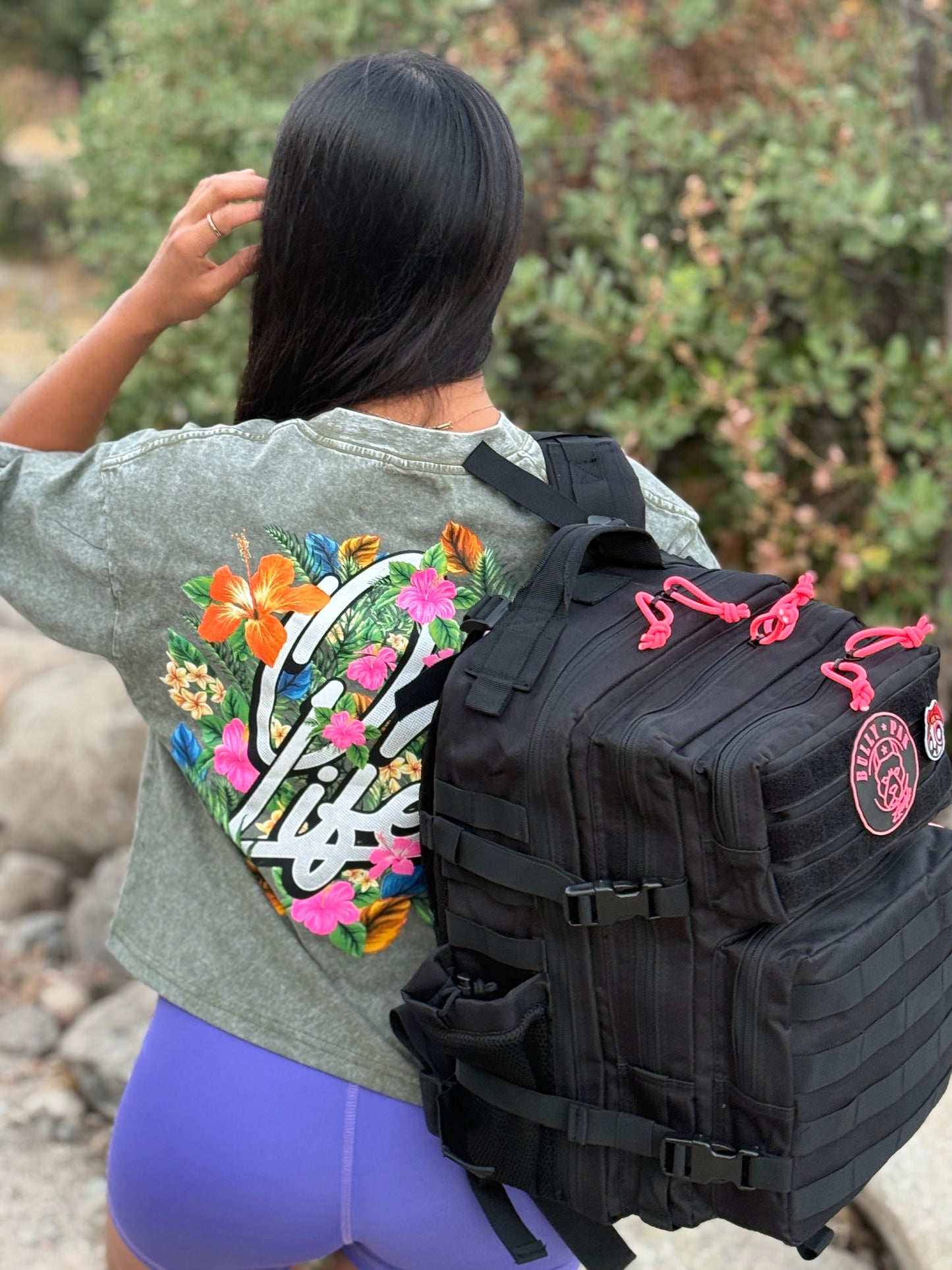 Mochila Bullypak 45 Litros Negra lazos Fucsia flúor (Premium)