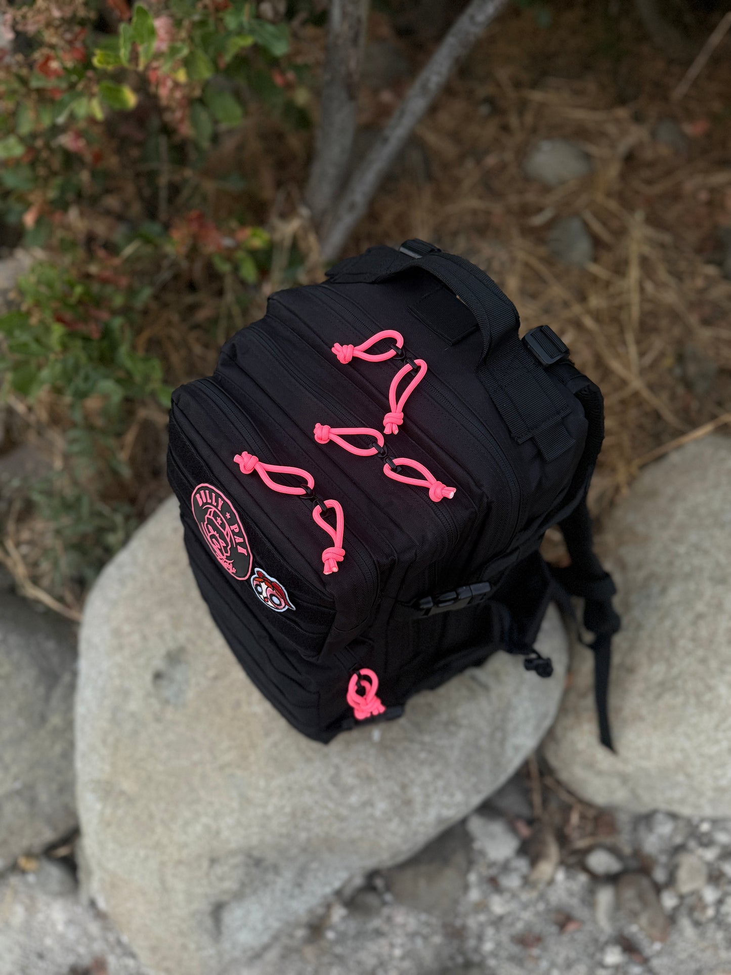 Mochila Bullypak 45 Litros Negra lazos Fucsia flúor (Premium)