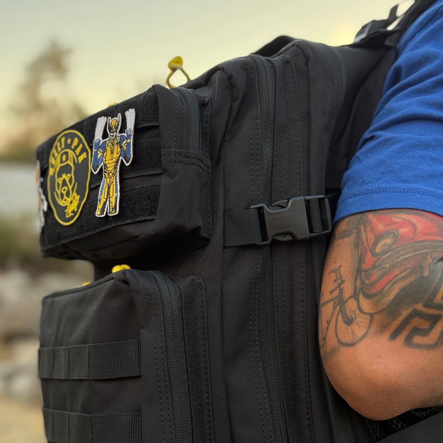 Mochila Bullypak 25 Litros Negra lazos Amarillos (Premium)